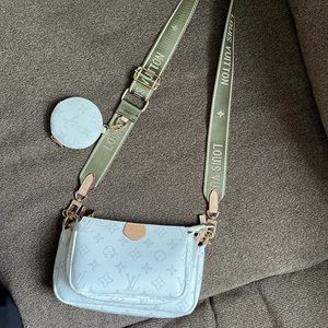 Barely used Pouchette